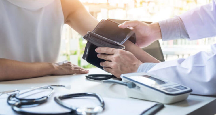 Как снизить давление: 6 проверенных методов для здоровья