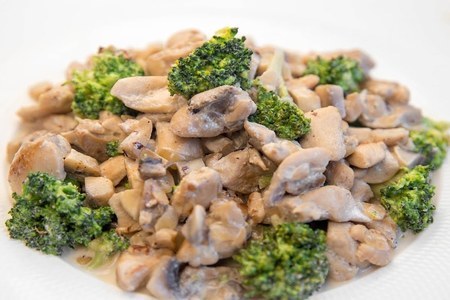 Нежное куриное филе с брокколи в сливочном соусе: простой рецепт