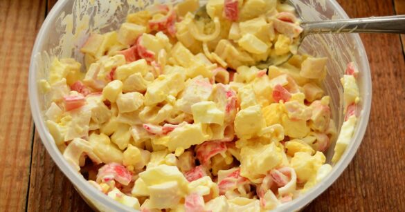 Необычный крабовый салат без кукурудзы, который покорит ваших гостей
