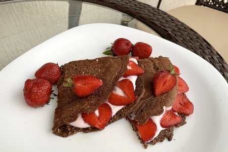 Быстрый и вкусный завтрак: овсяноблин с клубникой и шоколадом