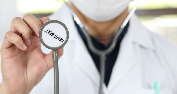 Пять тревожных симптомов, включая хрипоту, которые требуют внимания врача