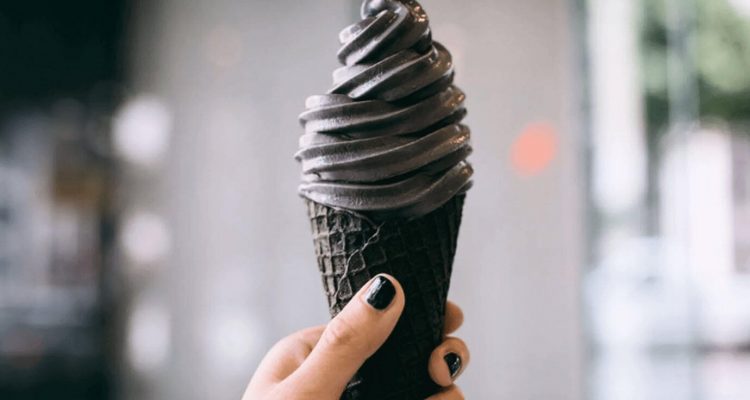 Продукты с активированным углем: риски для здоровья и почему стоит отказаться от черных вафель и мороженого