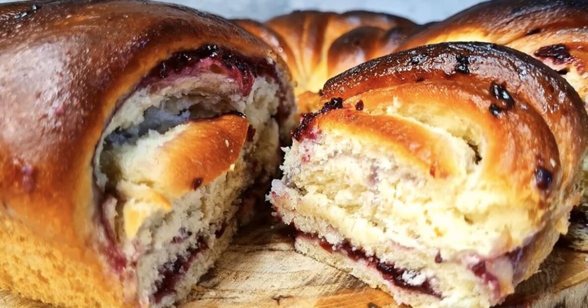 Домашняя выпечка из остатков варенья: простой рецепт сладких булочек к чаю