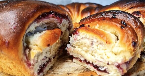 Домашняя выпечка из остатков варенья: простой рецепт сладких булочек к чаю