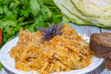 Простые рецепты тушеных овощей: капуста, морковь и томатная паста