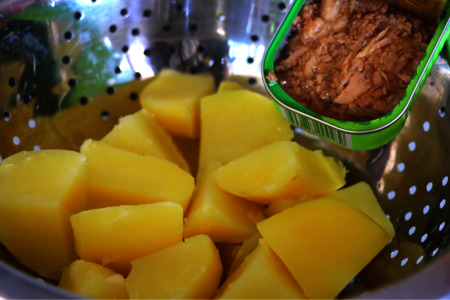 Летний салат с тунцом и картофелем: простой рецепт для пикника